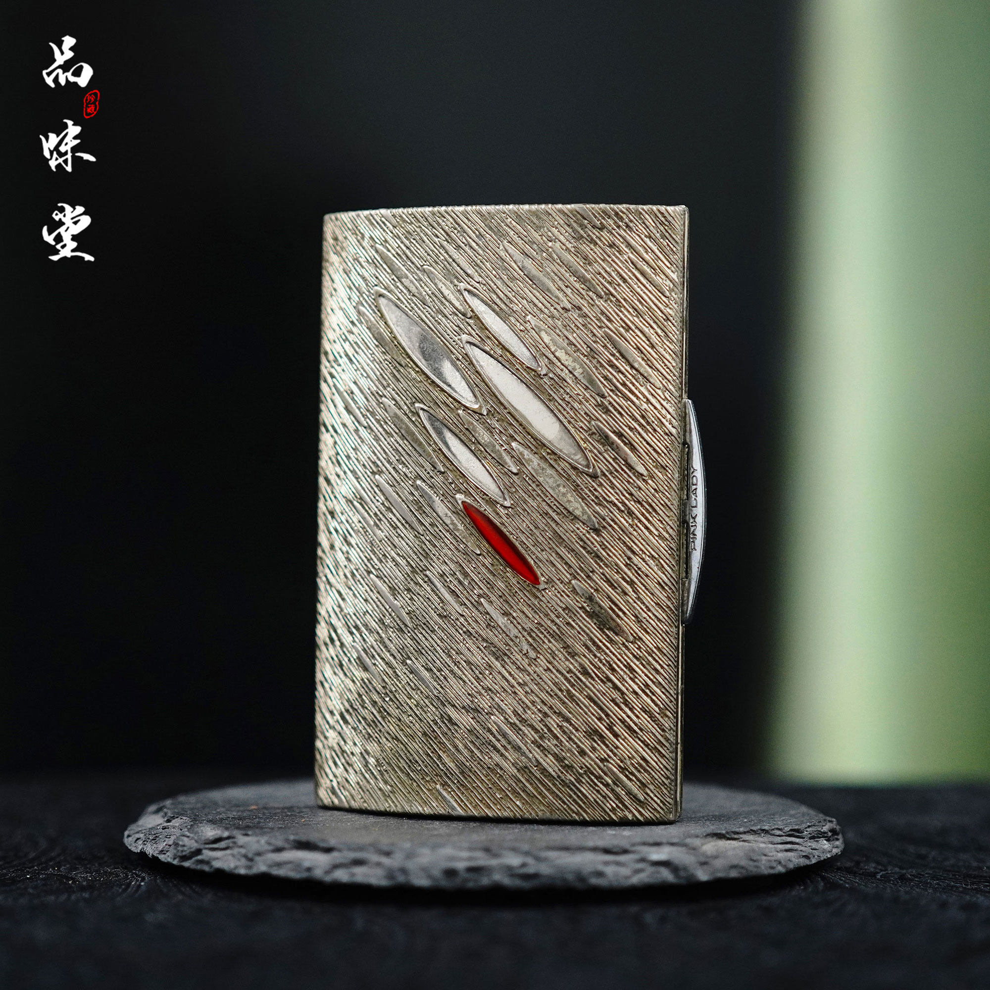 1980 年代复古拉丝合金烟盒 轻奢浮雕嵌红饰随身香烟收纳烟具