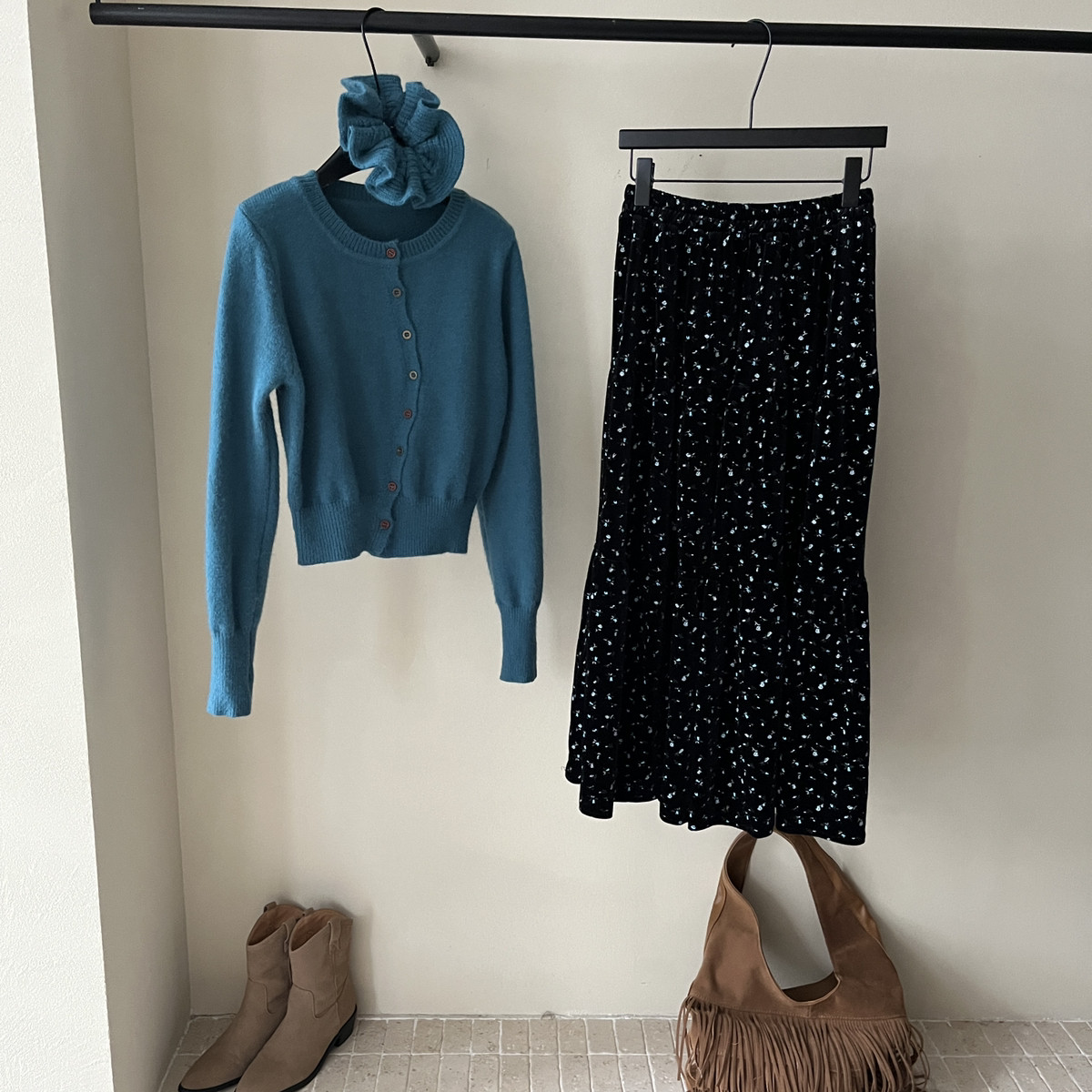 Cecil韩系ins复古黑色碎花松紧腰丝绒A字半身裙S07421