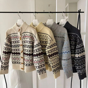 253 含100羊毛 Cecil古图案设计半高领牛角扣长袖 保暖毛衣