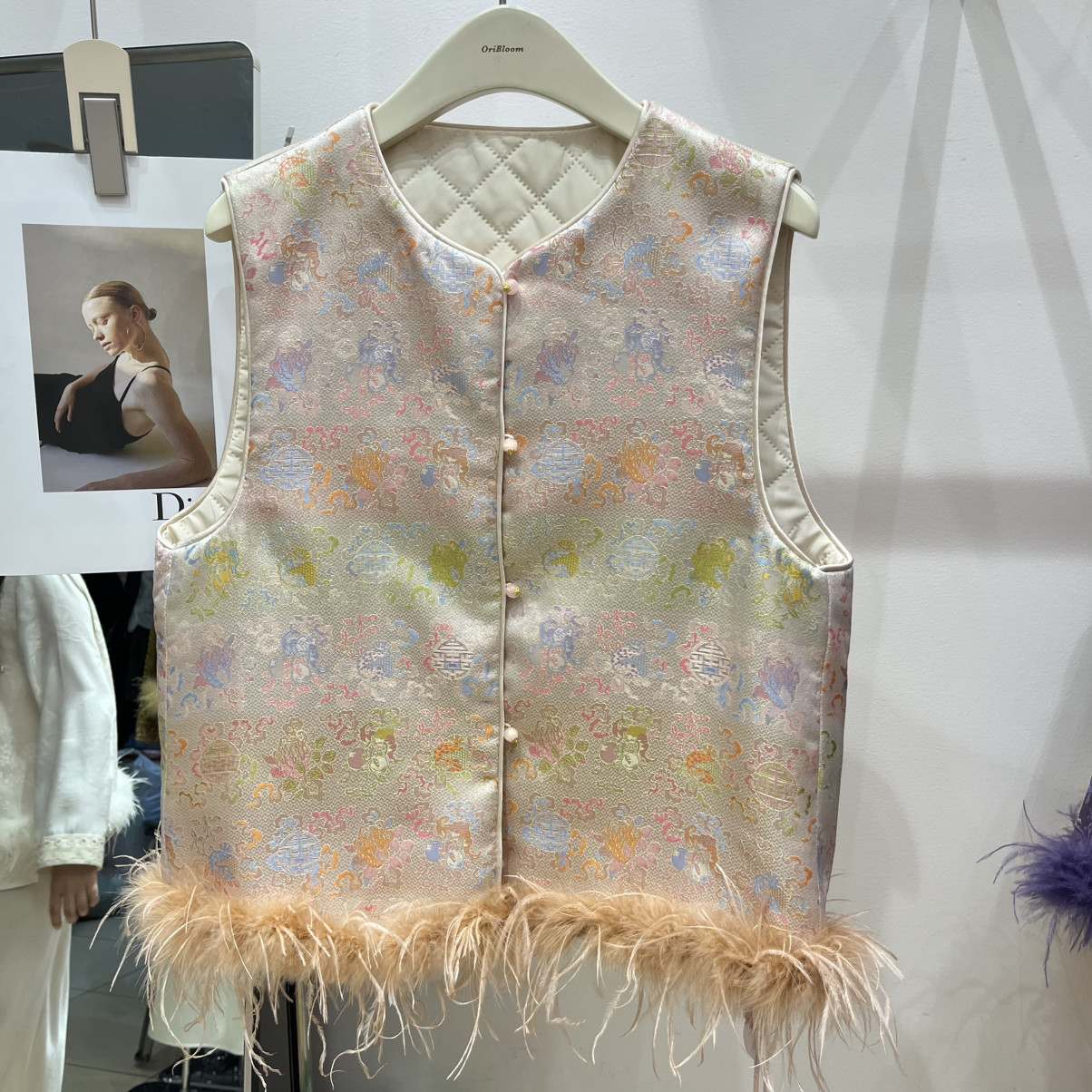 Cecil5年秋季新款可卸驼鸟夹棉马甲马甲配下摆狐狸毛可拆卸MF13