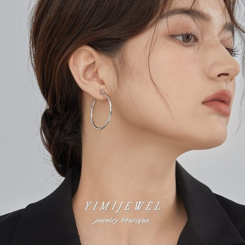 可以转动的超酷银色耳圈耳夹