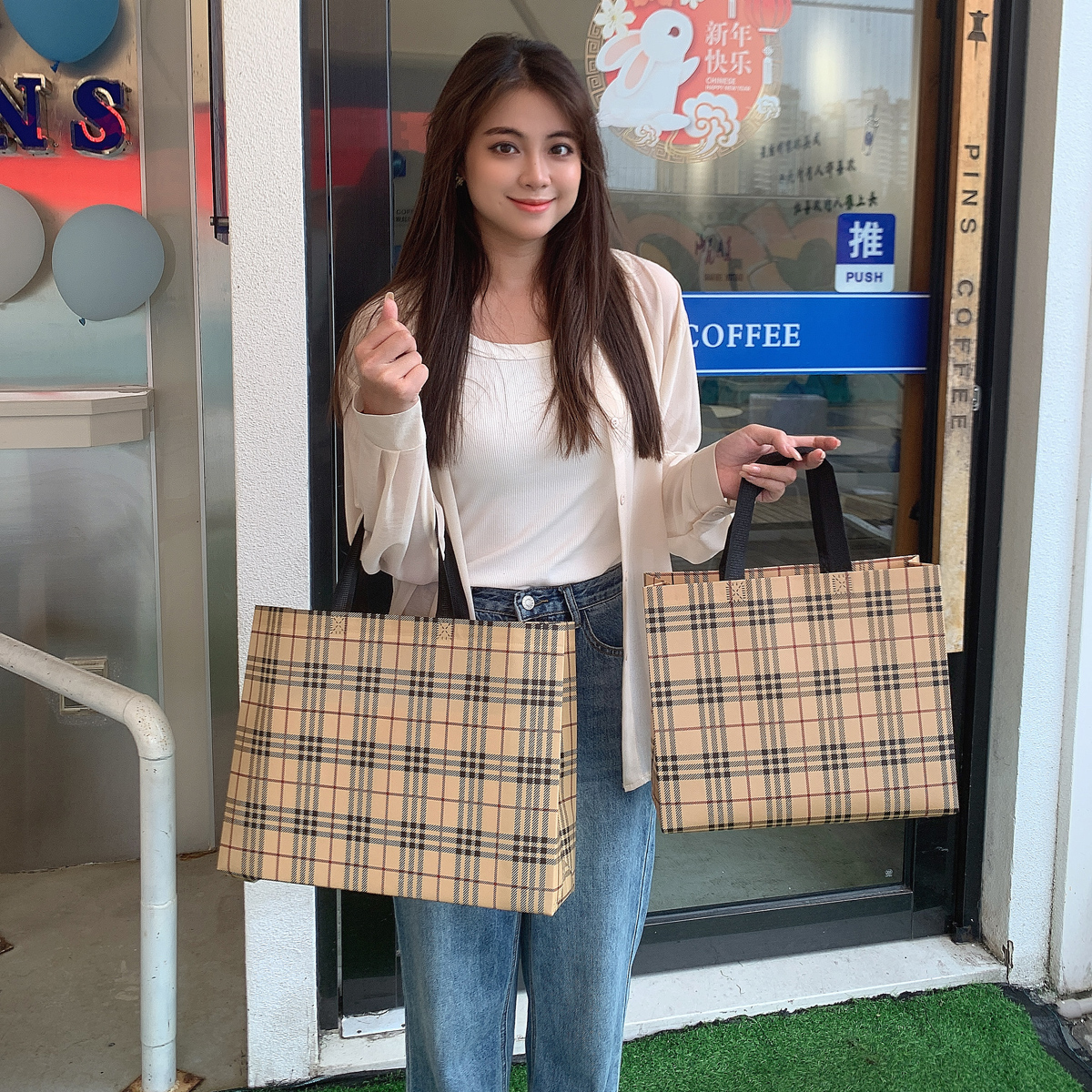 格子纹男女服装店手提购物袋高档无纺布覆膜礼品袋定制印LOGO店名