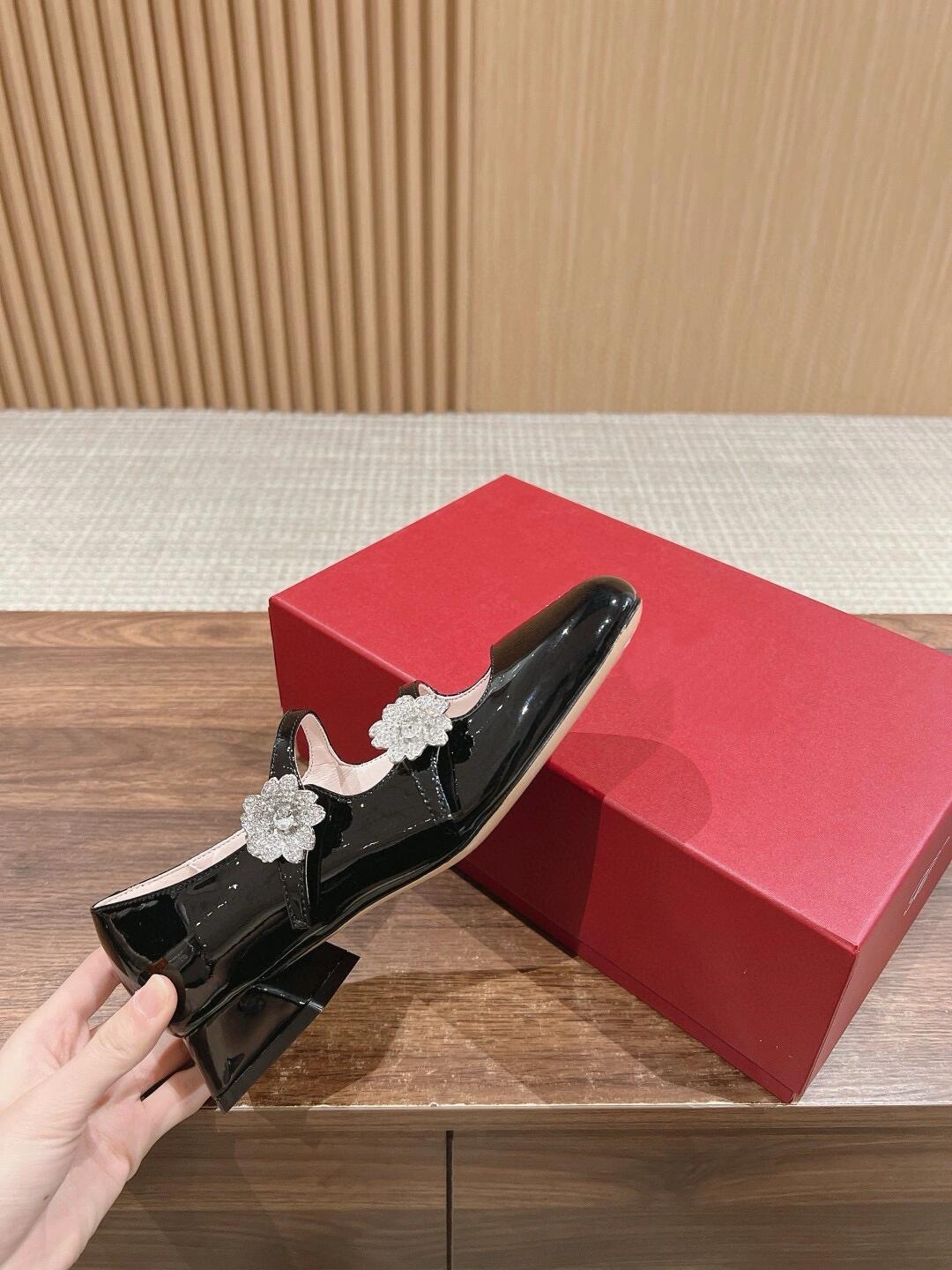 2025新款rv方扣单鞋女鞋经典钻扣漆皮一字带扣粗跟浅口玛丽珍鞋