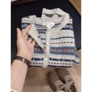 七言家烟灰蓝复古提花软糯民族风毛衣开衫女时髦洋气圆领针织衫厚