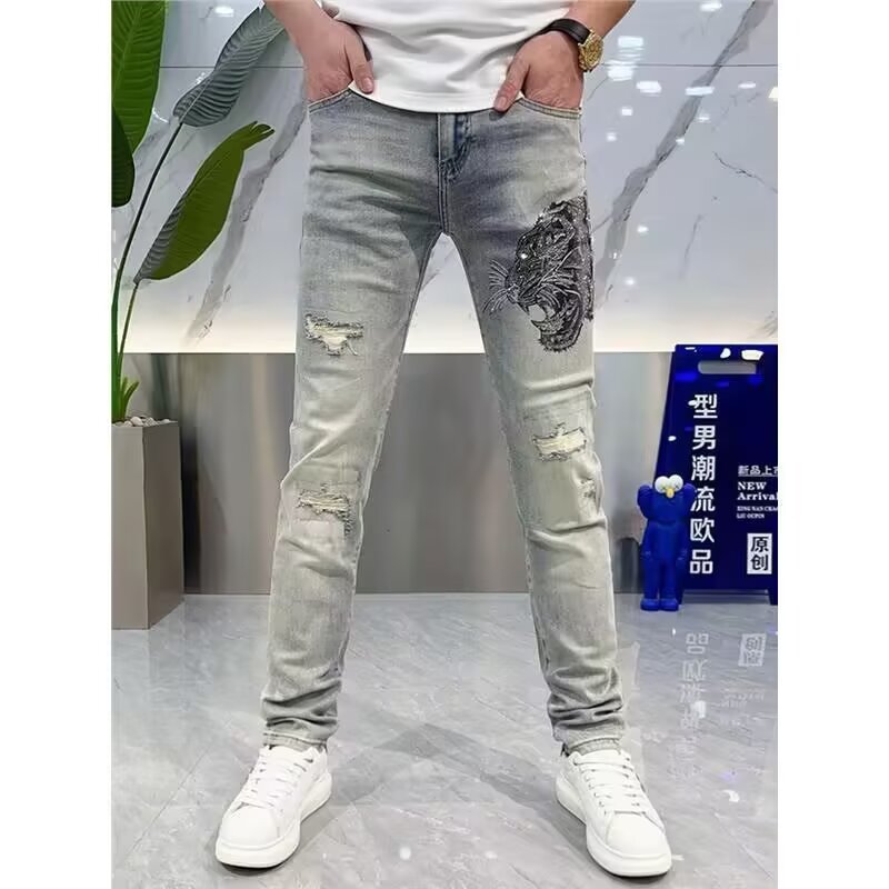 高级烫钻牛仔裤男欧货潮牌破洞修身小脚弹力时尚帅气裤子2025新款