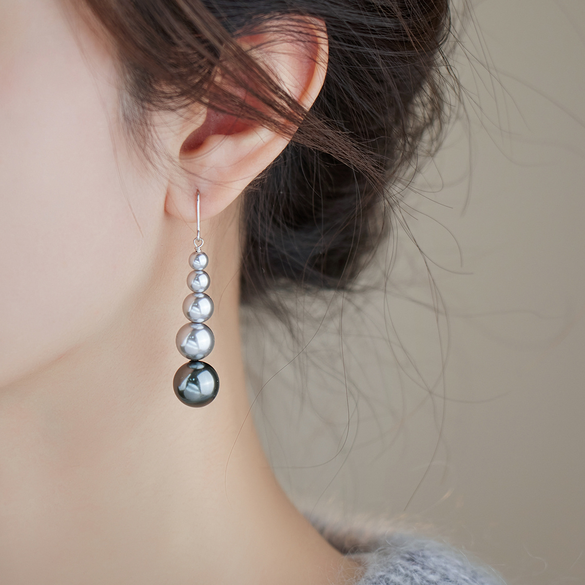 高级感渐变设计黑灰仿珍珠耳环