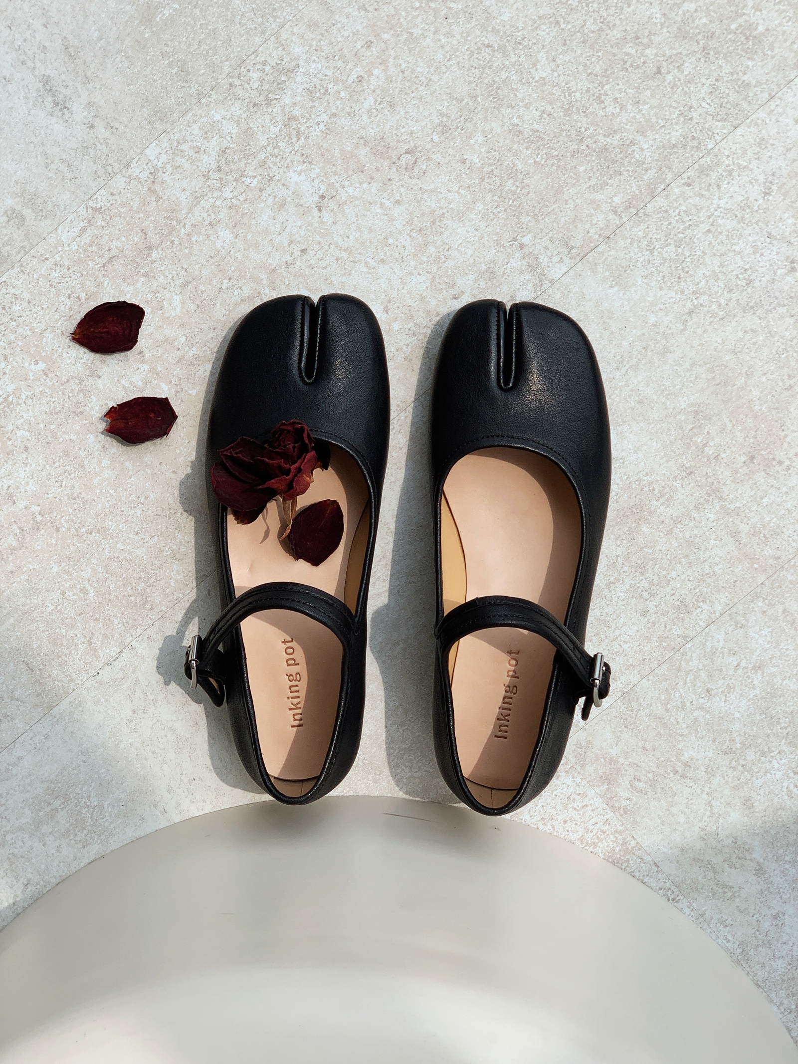 彭姐一字带玛丽珍复古分趾单鞋