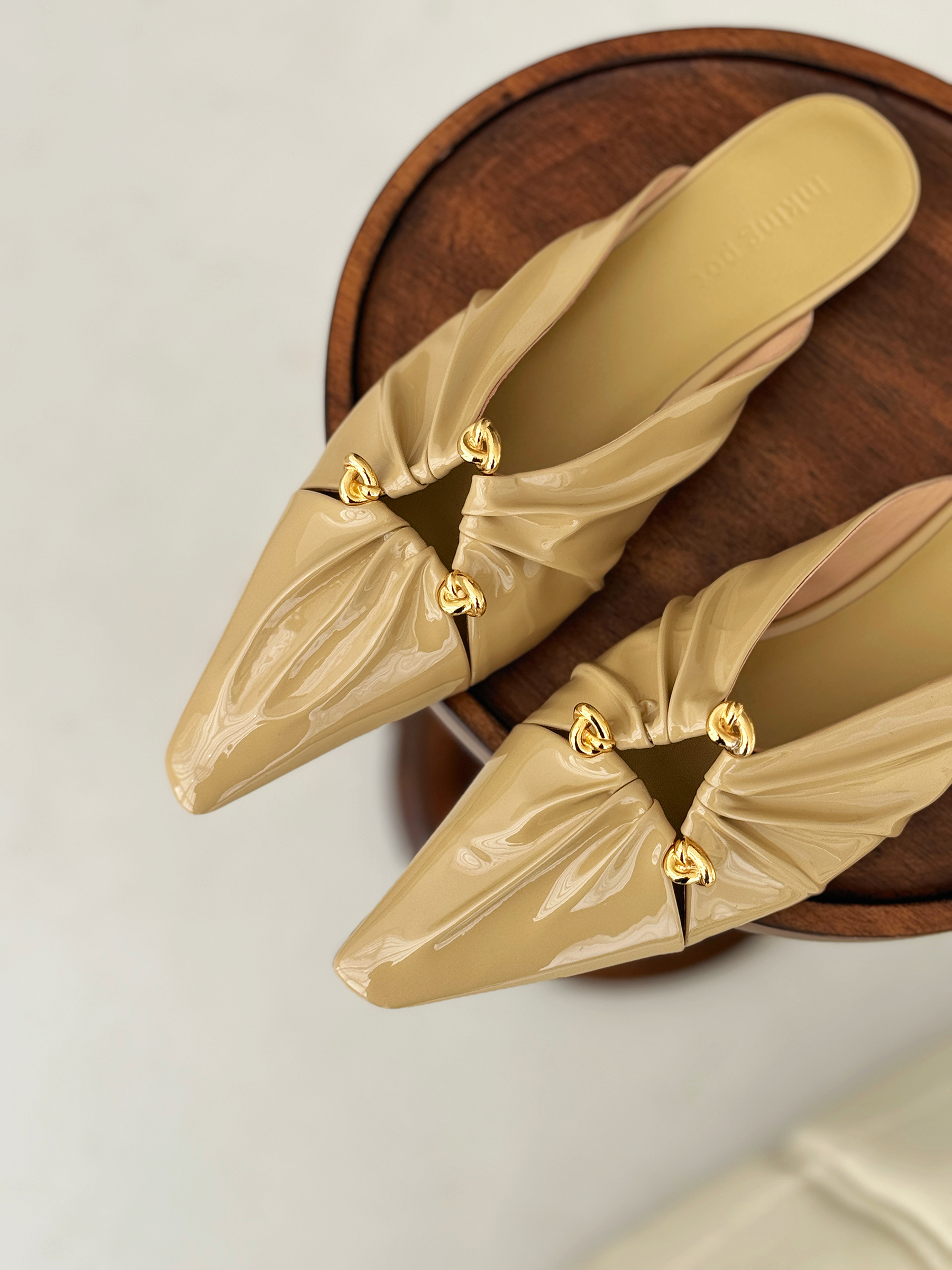 彭姐尖头皱褶真皮包头穆勒鞋