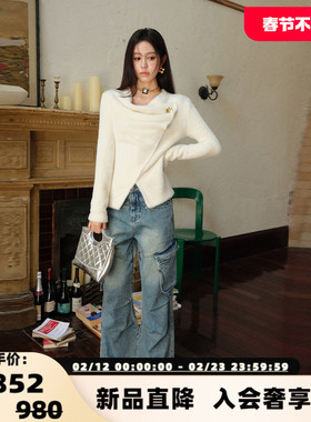 Three Quarters  秋冬女士白色毛绒荡领金扣毛衣银泰百货301355