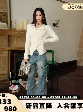 Three Quarters  秋冬女士白色毛绒荡领金扣毛衣银泰百货301355