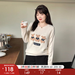 采多宝大码女装胖mm梨形身材显瘦上衣秋季圆领可爱小熊贴布绣毛衣