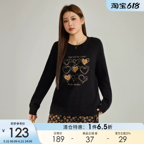 采多宝大码女装胖mm2025冬季新款爱心贴布绣时尚感毛衣DDMY2308