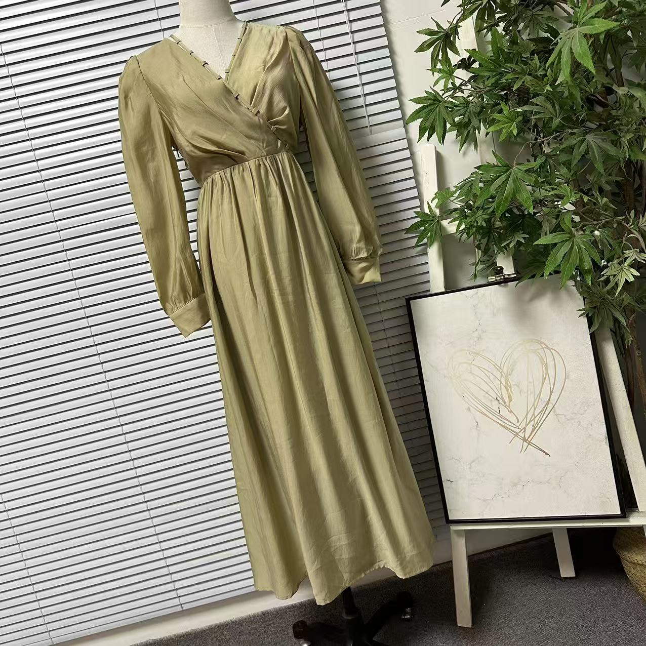 1025-40大牌高货V领长袖连衣裙高级感天丝混纺气质淑女风收腰长裙