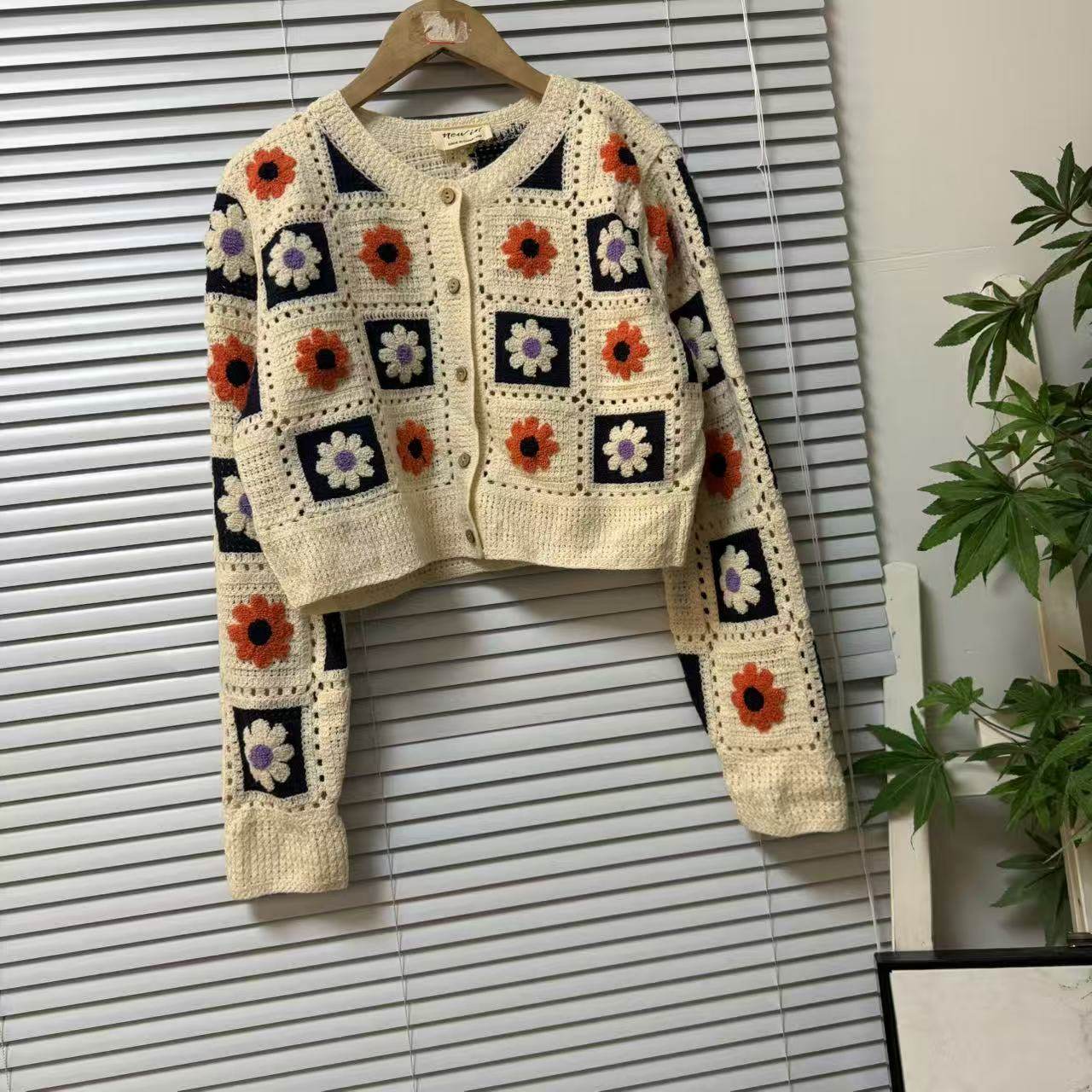 1011-27法式复古风花朵编织钩花开衫女短款针织外套小众百搭上衣图片