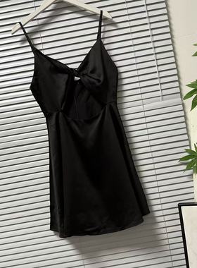 1121-44黑色缎面感吊带连衣裙女夏性感V领设计款短裙性感A摆裙子