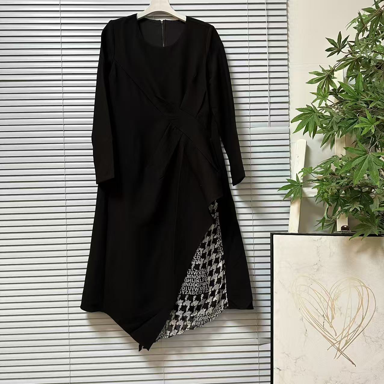 1124-32台湾设计款潮版黑色拼接V领连衣裙中长款高级感不规则下摆