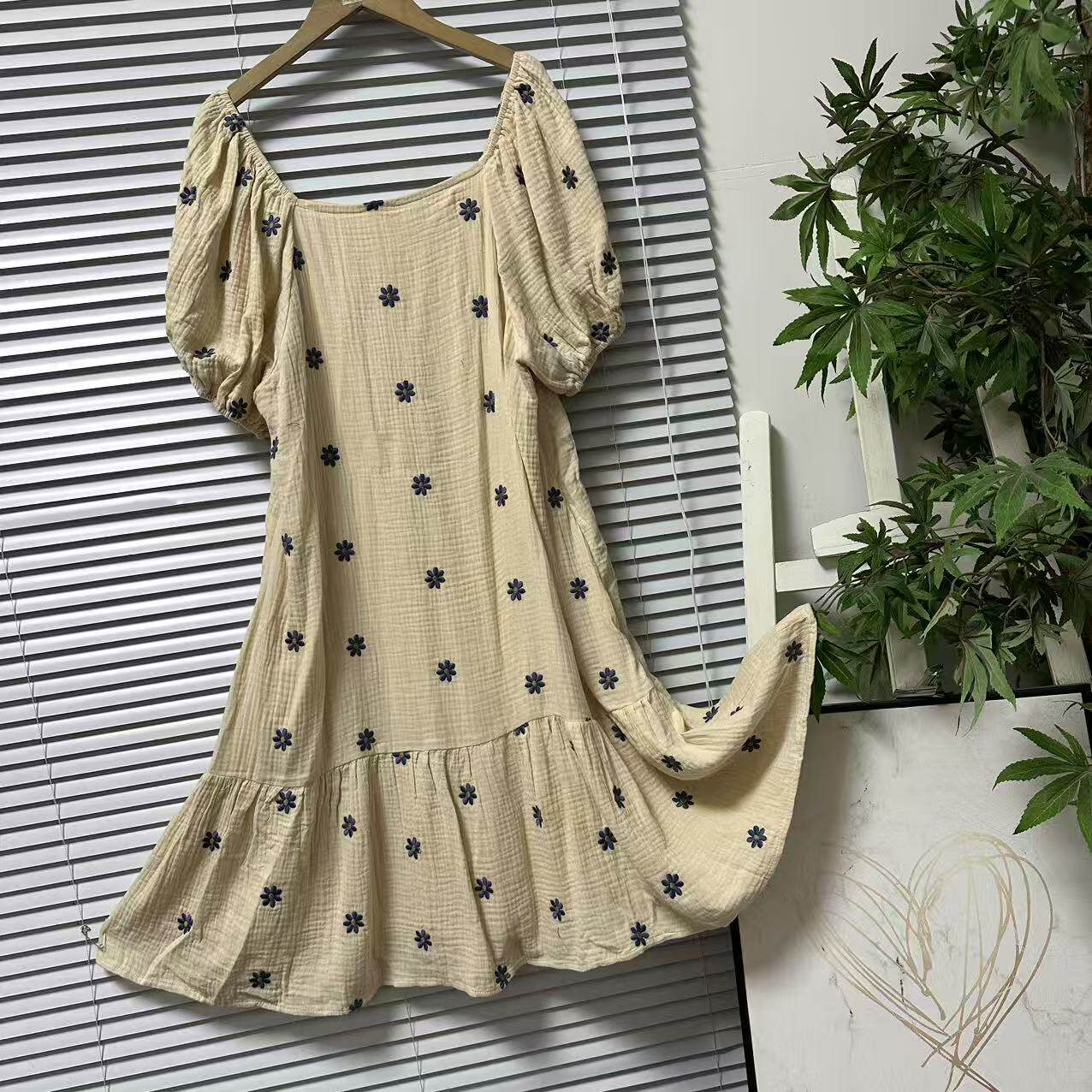 0306-42法系方领泡泡袖小花刺绣连衣裙女夏显瘦减龄气质中长裙