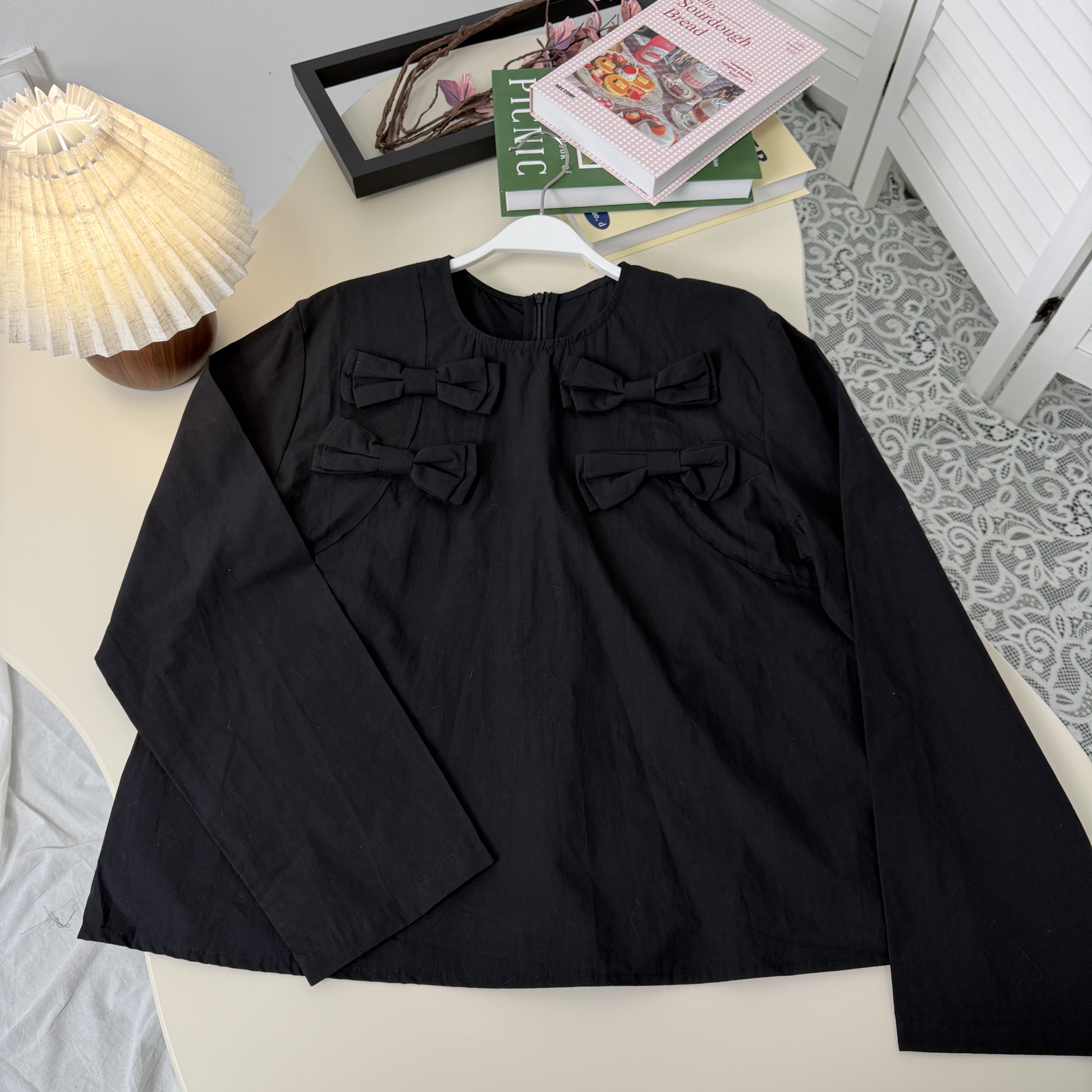 周美美 暗黑蝴蝶结衬衫不规则多层次荷叶花边半裙套装