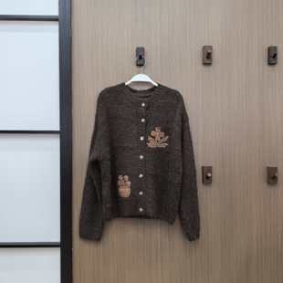 周美美 漫秋焦糖暖棕手工绣花圆领羊毛针织开衫