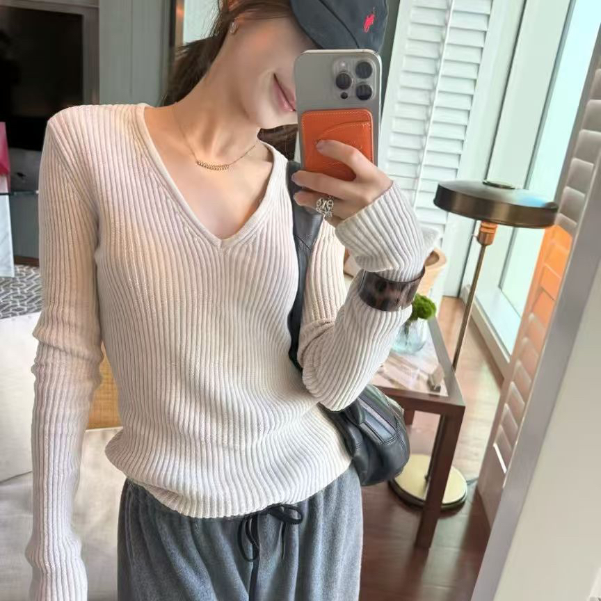 IU ROOM  韩系简约高级修身弹力显瘦V领针织打底衣抗起球毛衣3825
