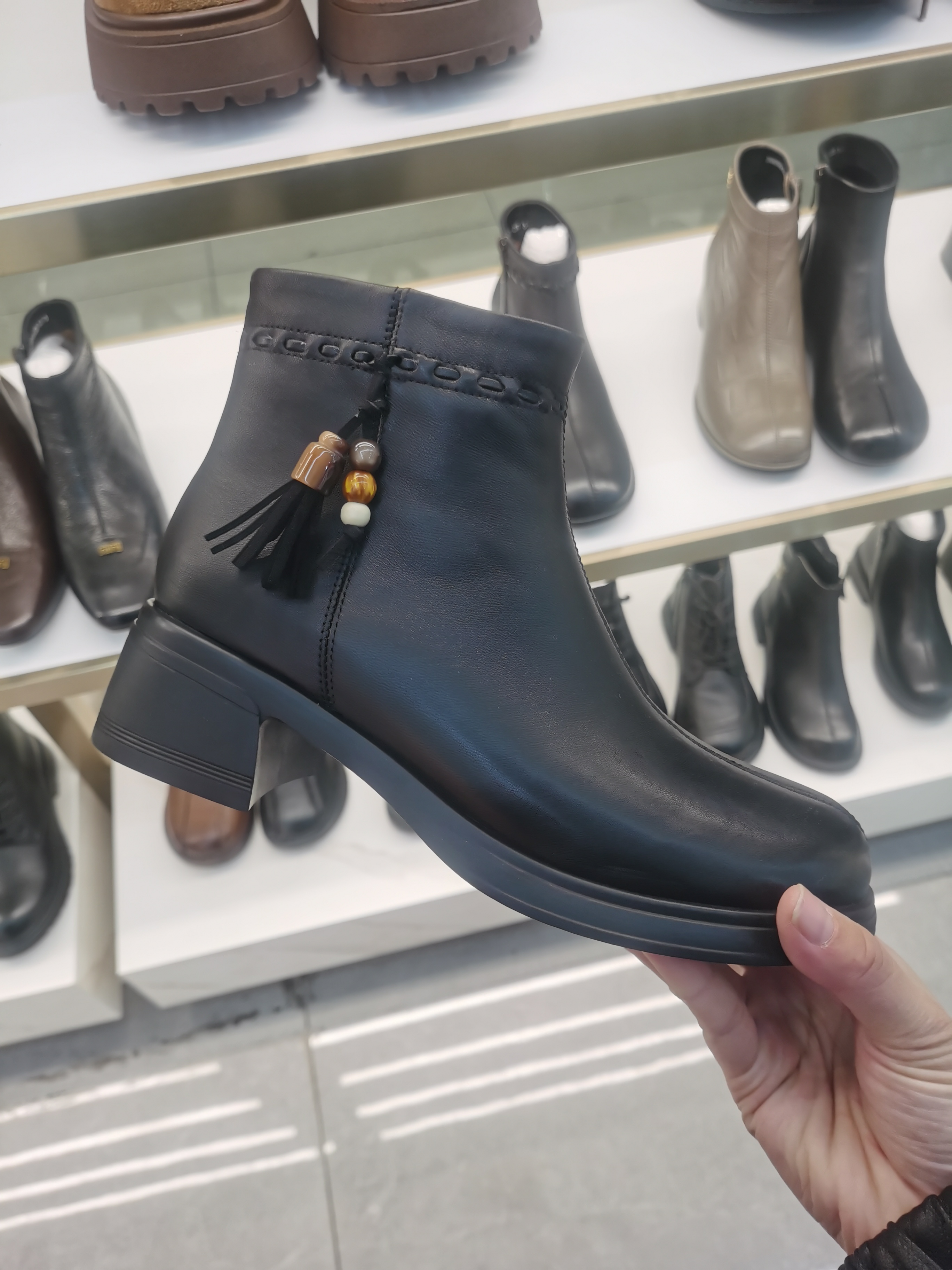 日泰女鞋2025冬新款时尚百搭舒适软底软皮厚底时装短靴