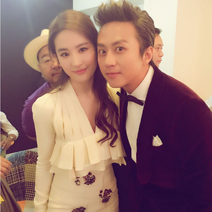 V领荷叶名媛钉珠绣花长袖 刘亦菲明星同款 重工连衣裙 女装 2018秋季