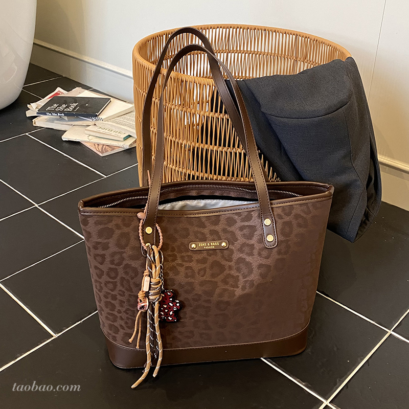 超火麂皮绒豹纹托特包