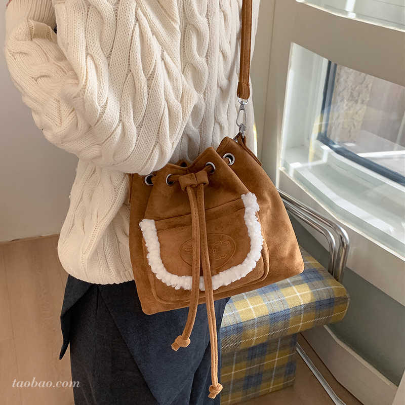 秋冬磨砂麂皮单肩水桶包