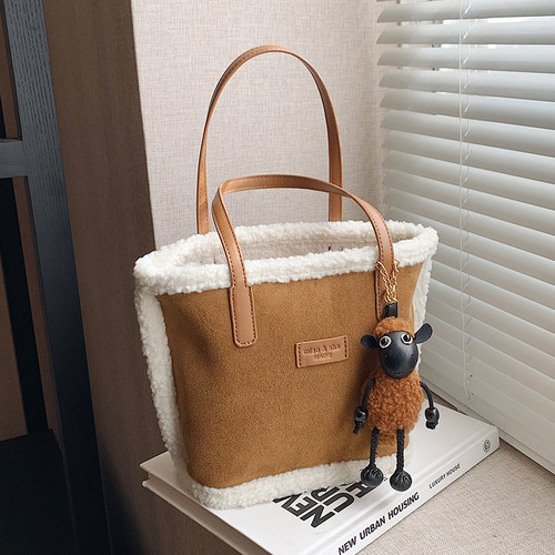 2024秋冬新款高级小羊肖恩水桶包