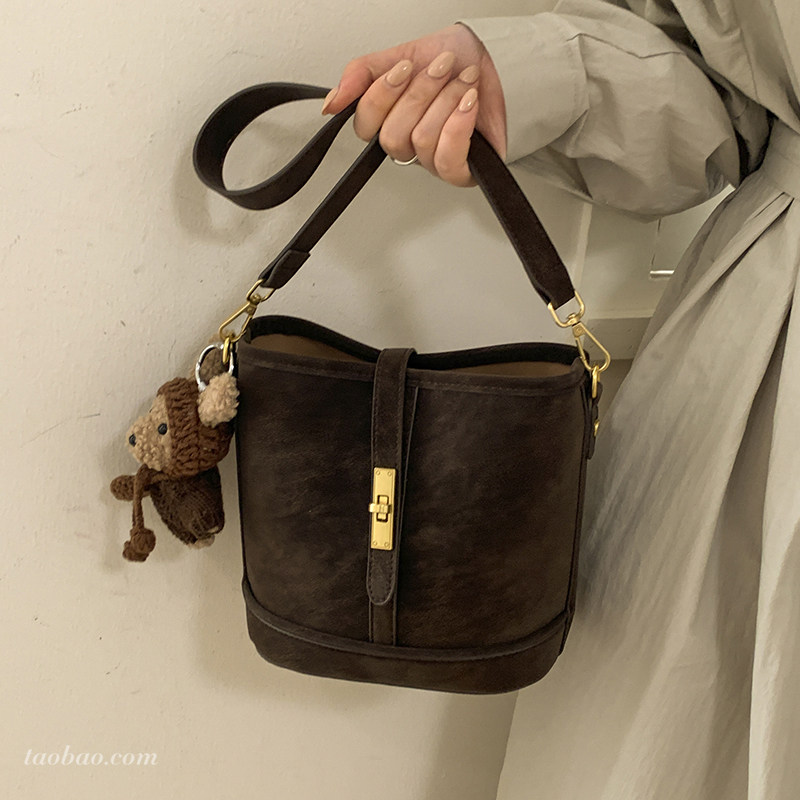 秋冬季复古磨砂小包包2025新款时尚百搭女式斜挎包精致超火水桶包,箱包皮具/热销女包/男包,水桶包,淘宝优惠券,粉丝福利购,淘宝优惠卷