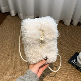 独特小众羊羔毛茸茸包包女2025新款精致迷你百搭斜挎手机包毛毛包