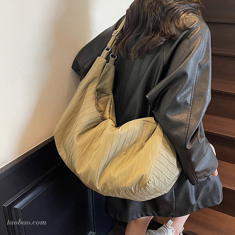 大容量休闲松弛流浪包