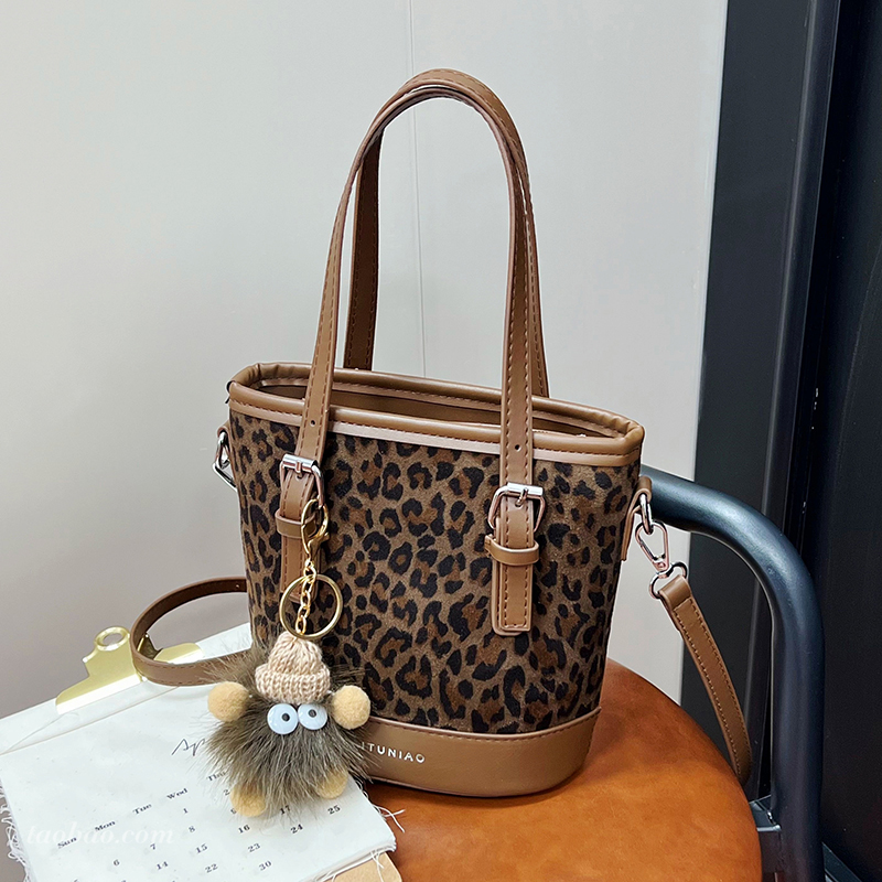 2025新款磨砂水桶包百搭单肩斜挎