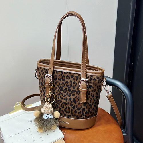 2026新款豹纹百搭手提斜挎水桶包