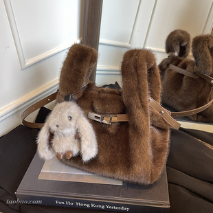 时尚 毛茸茸小包包女2025新款 百搭斜挎包超火手提毛毛包 爆款 秋冬季