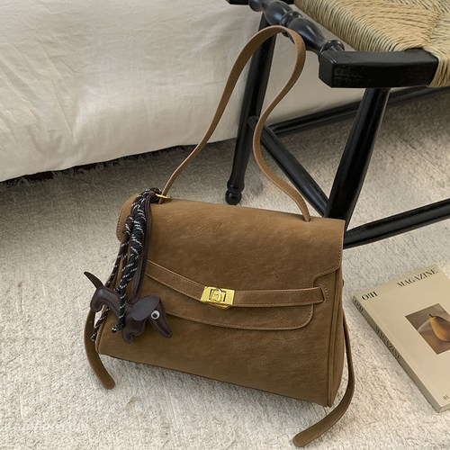 今年流行磨砂复古托特包