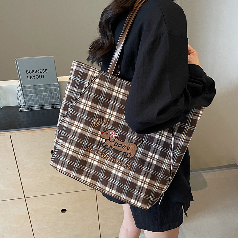 韩系百搭摩卡腊肠狗刺绣托特包