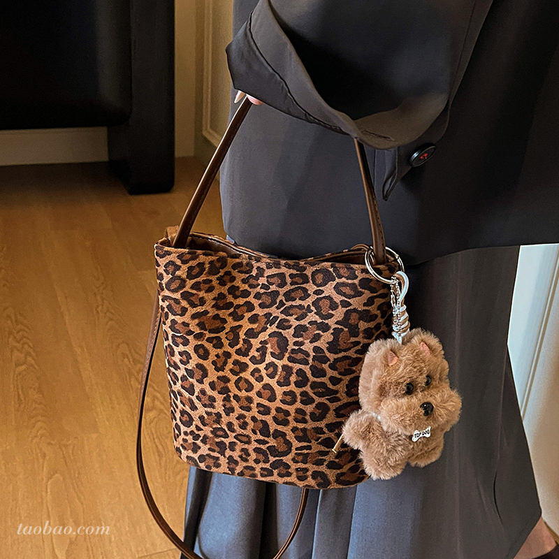 复古时尚豹纹水桶包女