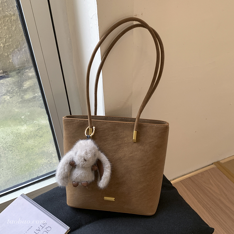 大容量通勤时尚单肩包质感水桶包