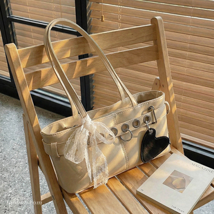 高级感复古大容量包包女2026新款 通勤单肩腋下包手提包法棍包 时尚