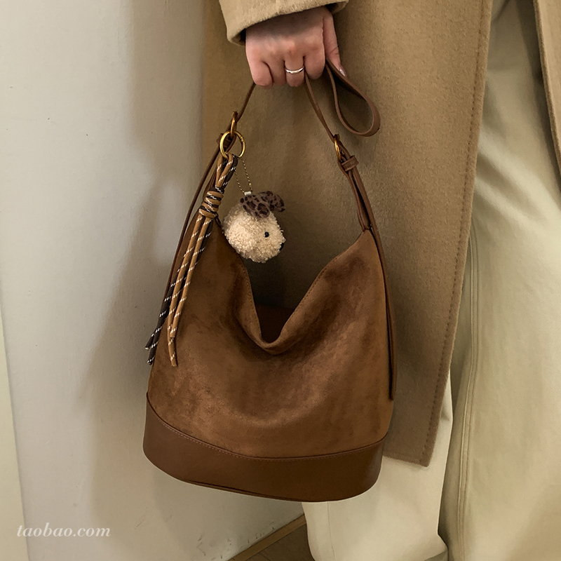 今年流行磨砂复古托特包