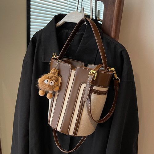 2023秋冬新款高级时尚流行水桶包