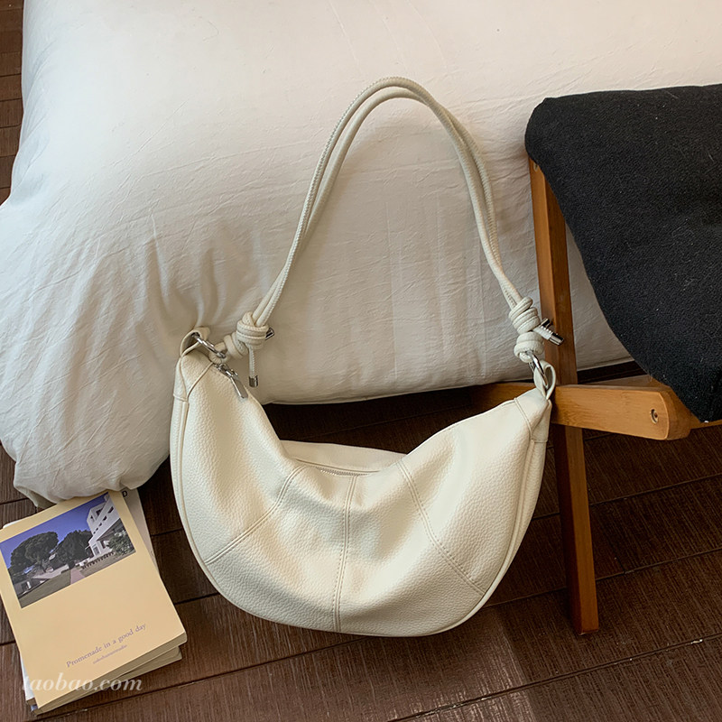 精致超火小众包包女2026新款时尚百搭斜挎包春夏季流行爆款牛角包