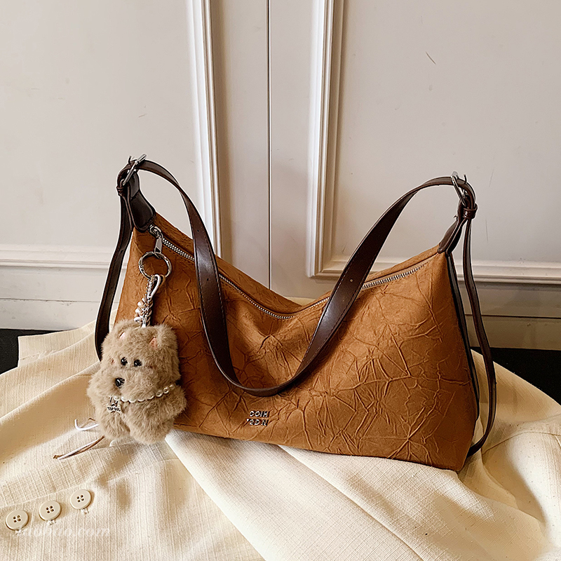 今年流行磨砂复古托特包