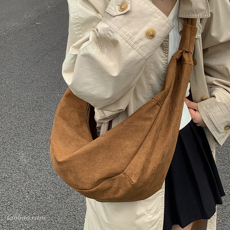 休闲复古麂皮绒包包女2025秋冬季新款通勤斜挎包松弛感单肩牛角包