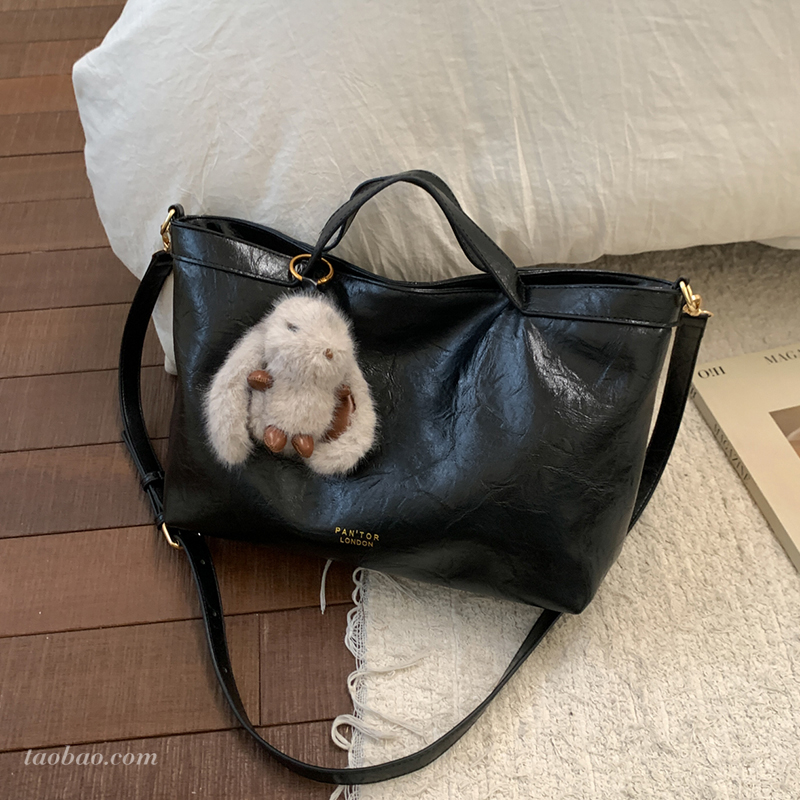 今年流行磨砂复古托特包