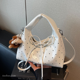 时尚 百搭斜挎包精致手提小拎包 2026新款 超火小众流行波点包包女式