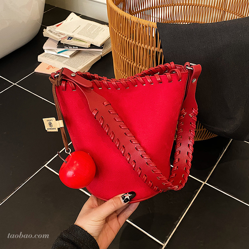 时尚超火红色包包女2026新款百搭斜挎包精致单肩腋下水桶包小拎包,箱包皮具/热销女包/男包,水桶包,淘宝优惠券,粉丝福利购,淘宝优惠卷