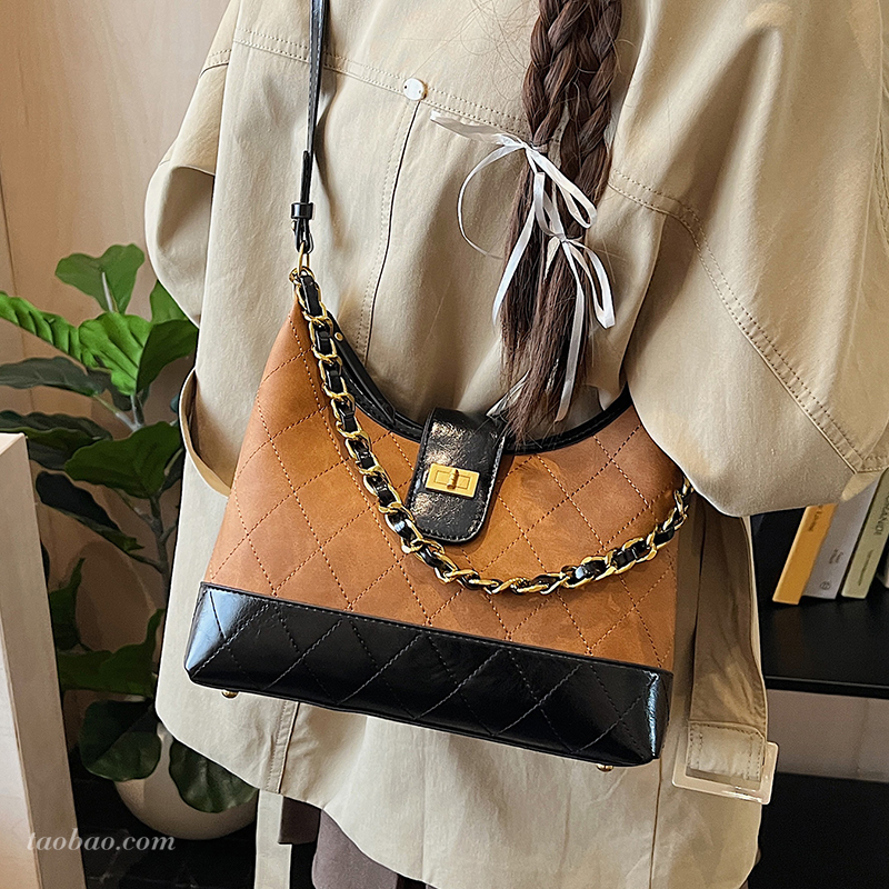 复古磨砂质感菱格链条斜挎包