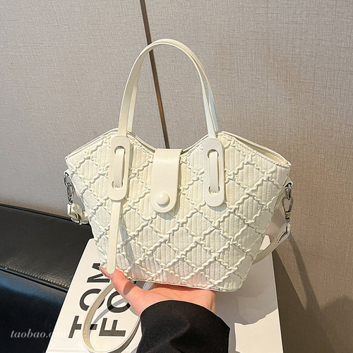 杺薇小众菱格百搭通勤水桶包